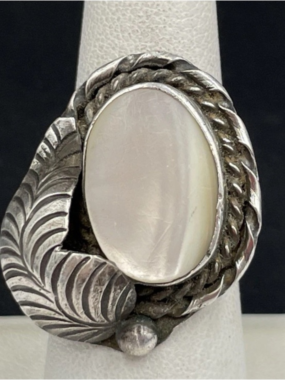 VTG Navajo Sterling Silver Mother of Pearl Leaf Ring Sz 7.75 - Verified 93.8%